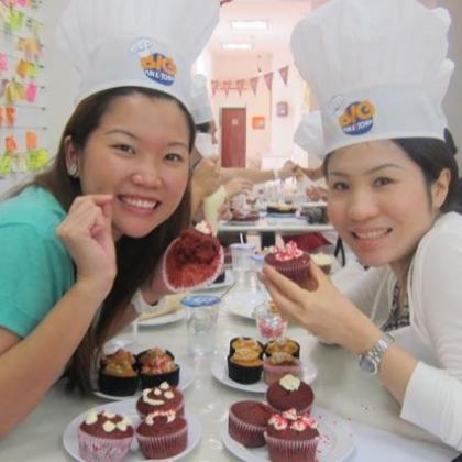 Red Velvet Cupcake: Baking and Decorating