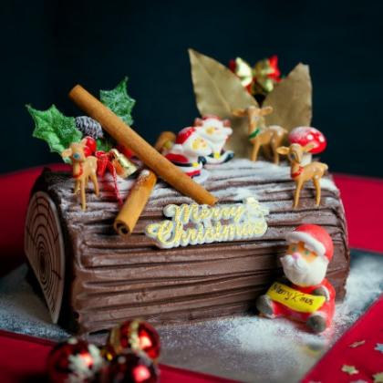 Beautiful Christmas Log Cake
