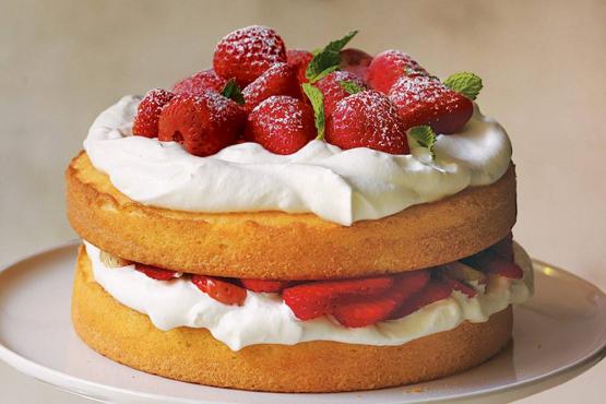 Strawberry Cakes with Cream