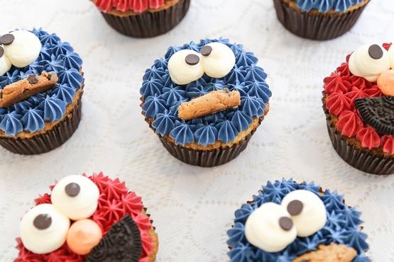 Elmo & Cookie Monster Cupcakes (Kid's Holiday Special)