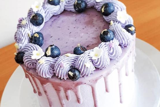 Premium Photo | Purple cake with cream, marmalade and fresh blueberries